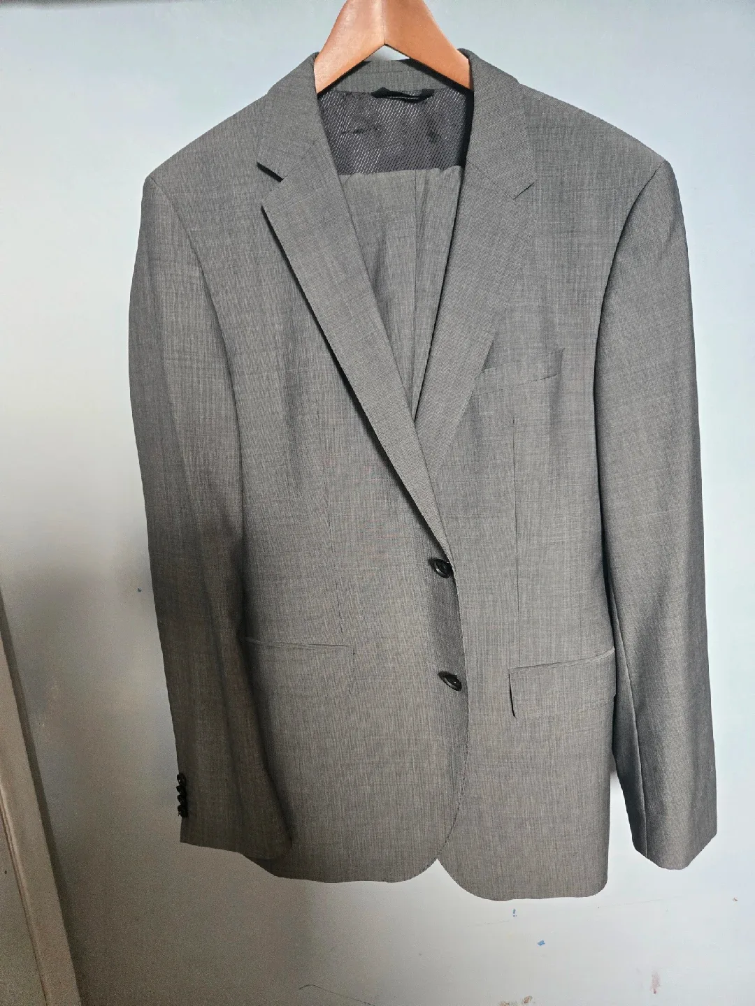 Hugo Boss The James4/Sharp6 Suit, Size 42R jacket 36 pants image indicator(4)