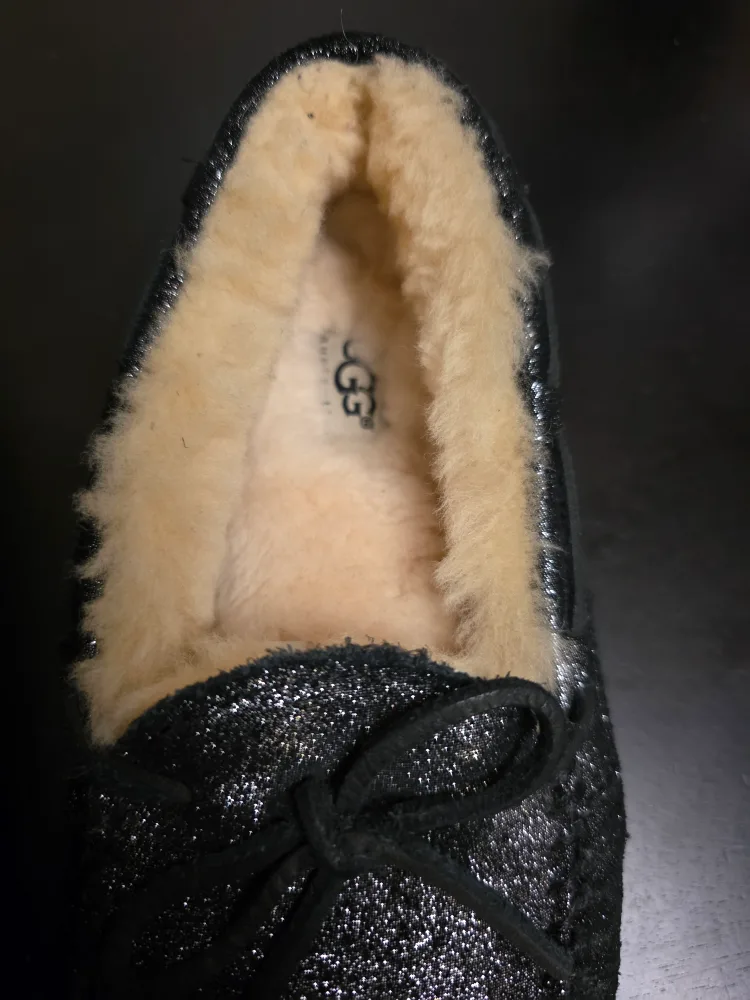 UGG Australia Slippers Black Glitter UGG Sz 3 DAKOTA Moccasins image indicator(4)