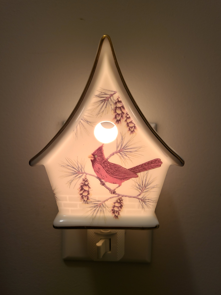 Cardinal Birdhouse Night Light - photo 2
