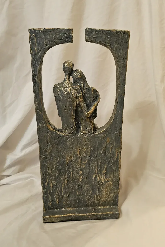 Grey and Gold Couple in Love Decorative Statue image indicator(5)