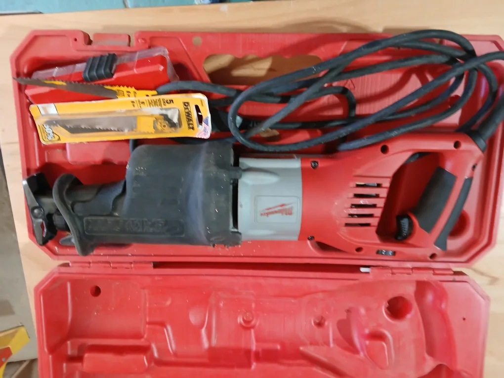 Milwaukee Heavy-Duty Sawzall with Case image indicator(2)