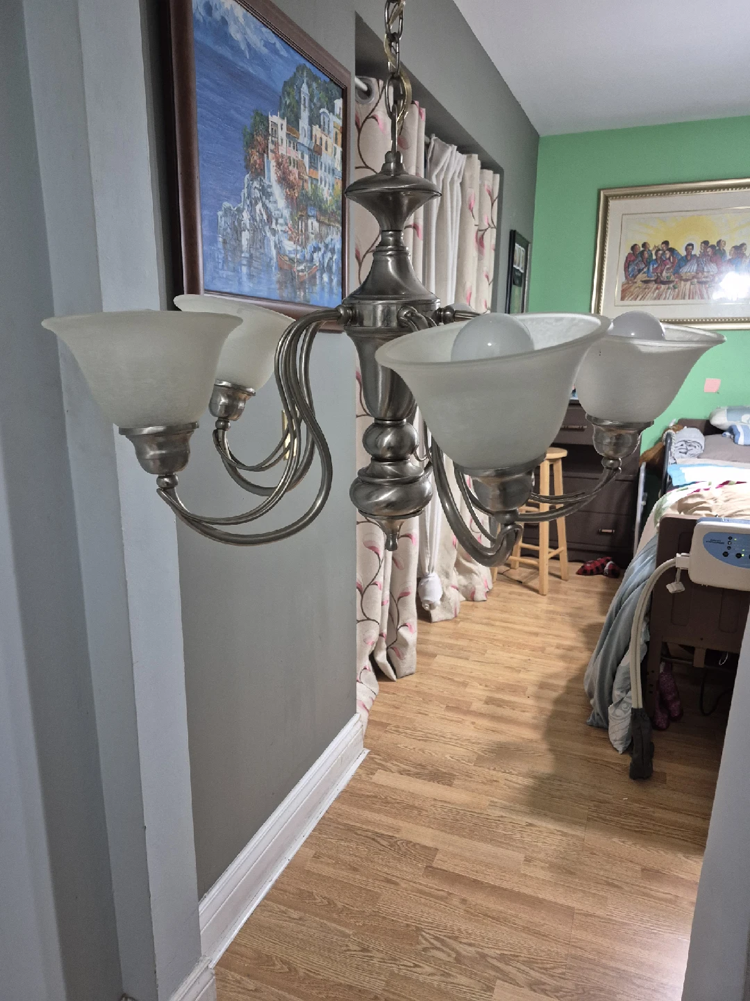 Chandelier with 5 frosted glass shades - photo 4