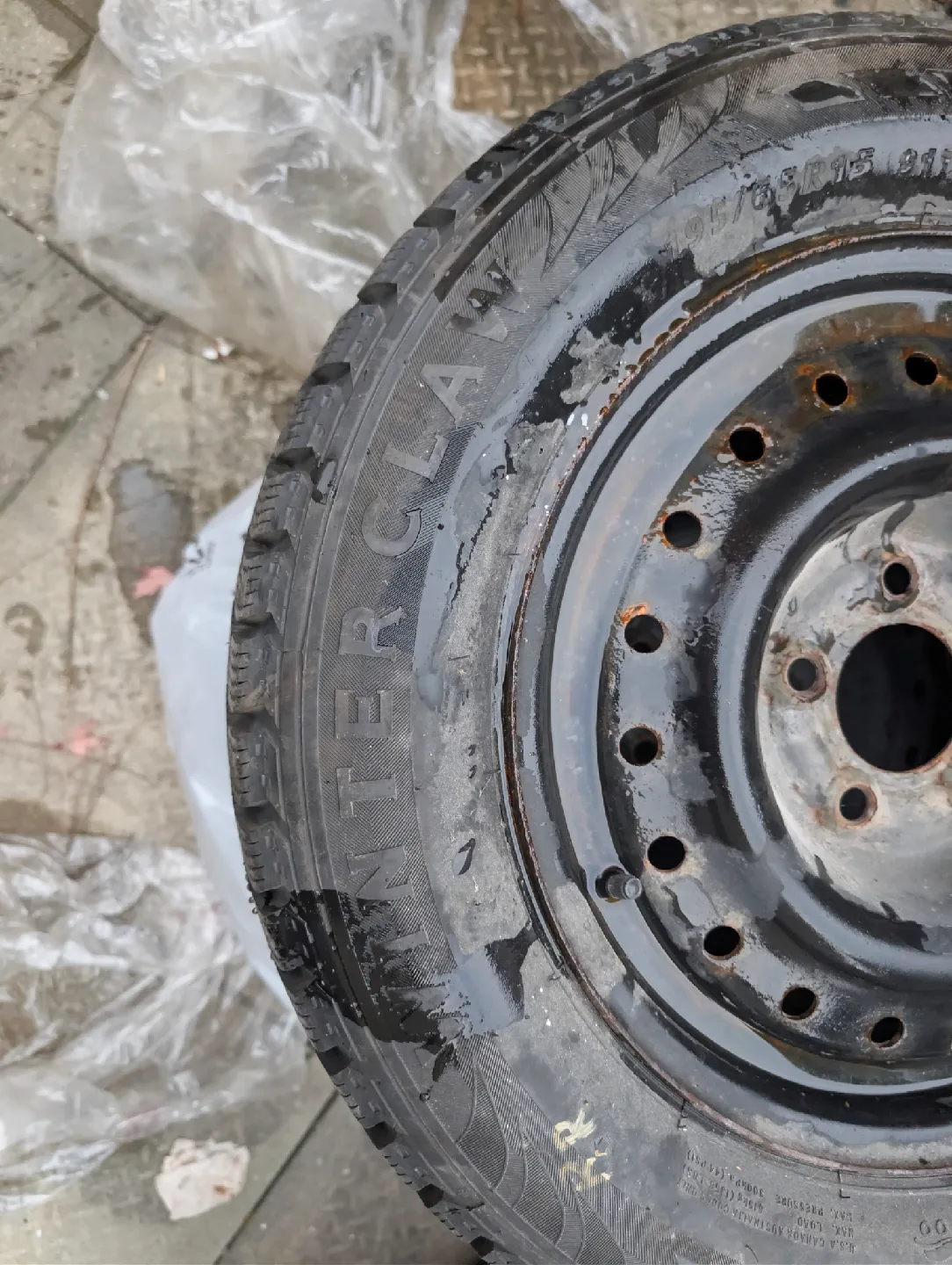 Pair of Winterclaw tires with rims 195/65/r15 image indicator(2)