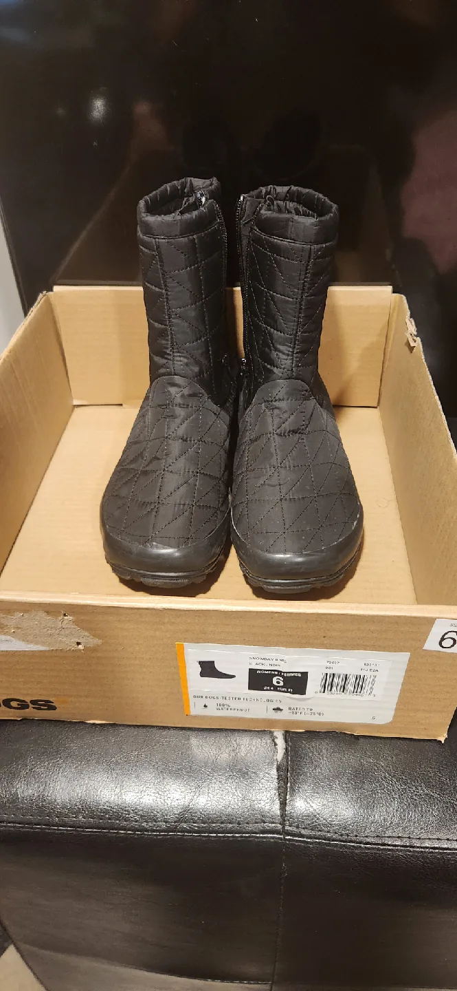 Bogs Snowday II Black Boots - Size 6 image indicator(4)