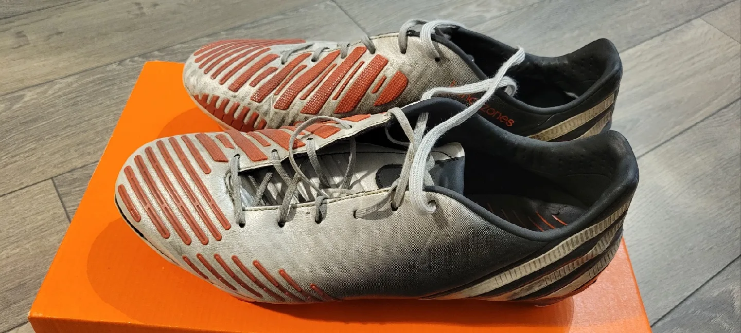 used soccer shoes image indicator(2)