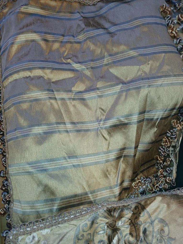 YOU NAME YOUR PRICE Michael Amini qn quilt & 4 pillow shams image indicator(2)