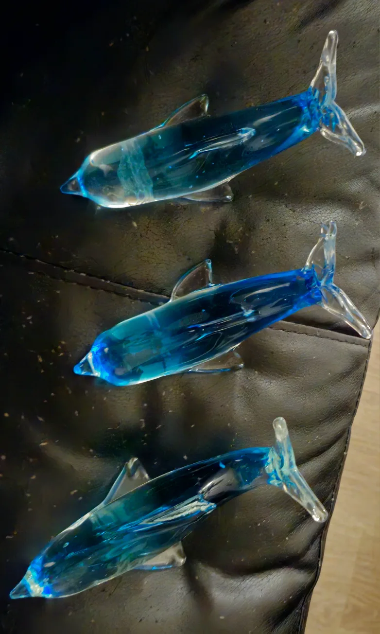 Glass Dolphins image indicator(2)