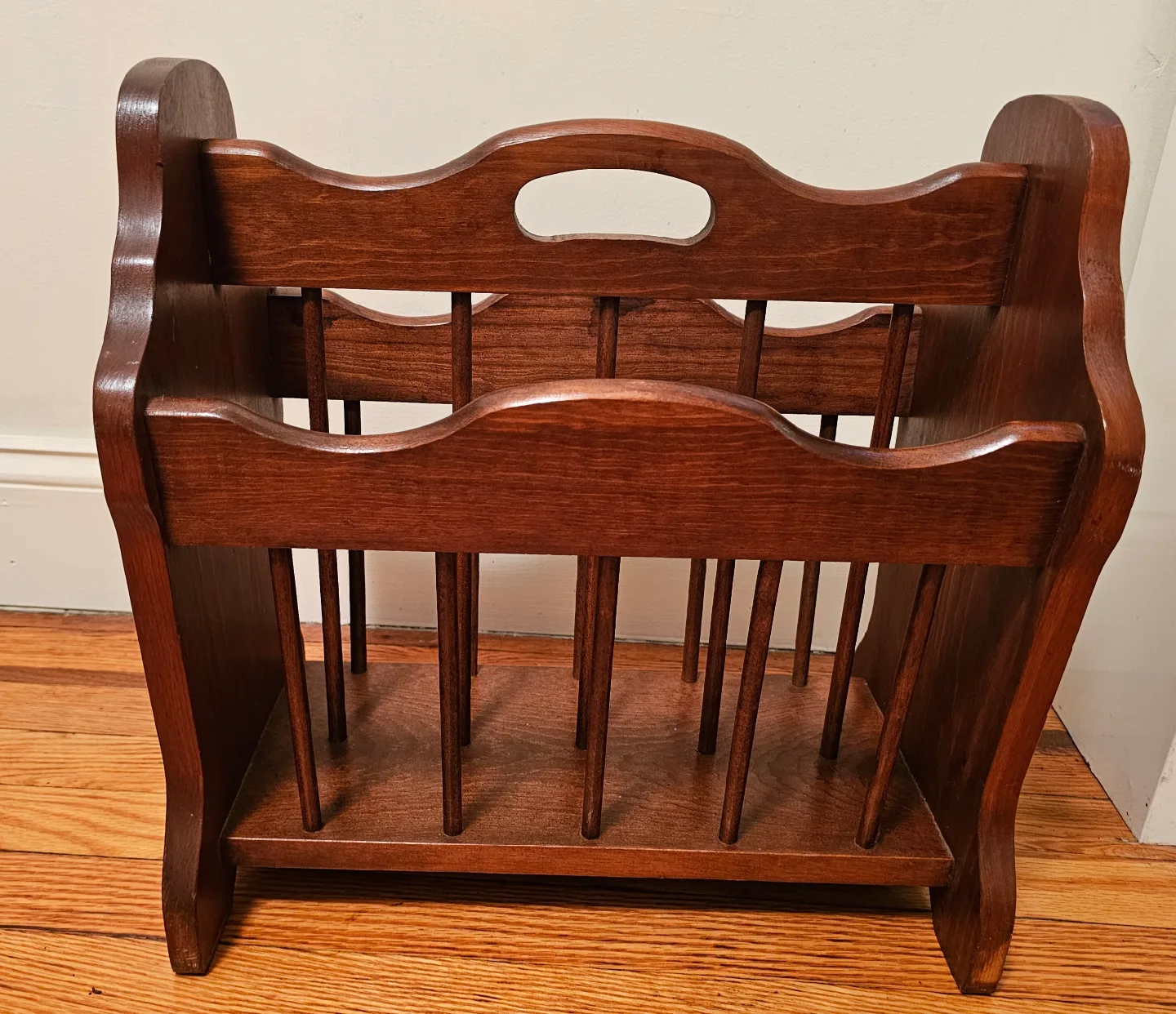 Vintage Wooden Magazine Rack image indicator(5)