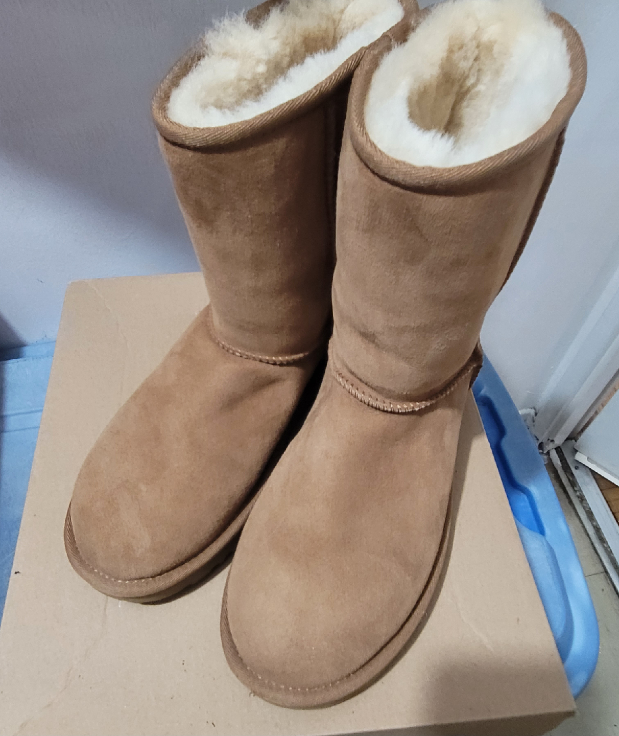 UGG W Classic Short II - Size 8