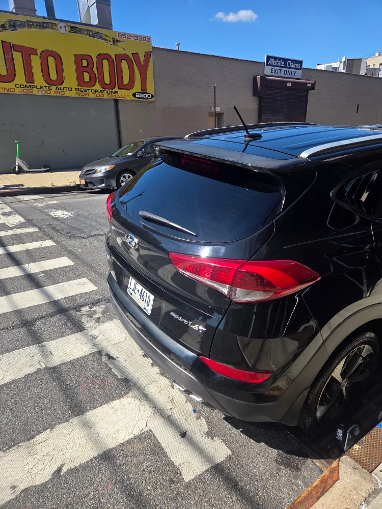 hyundai tucson 2016 sport titulo limpio $8900  123000 MILLAS image indicator(5)