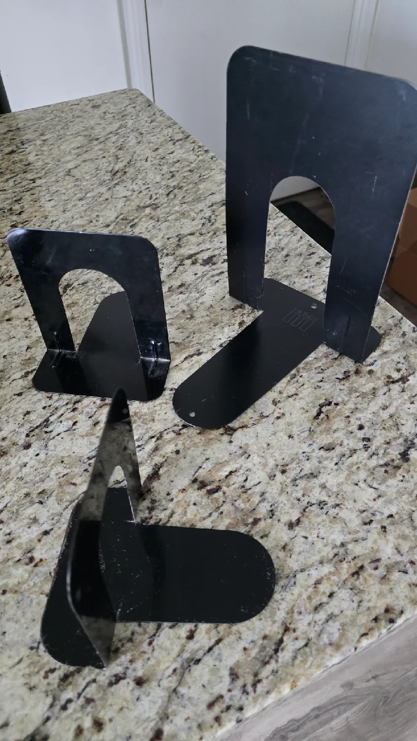 Free Black Metal Bookends thumbnail