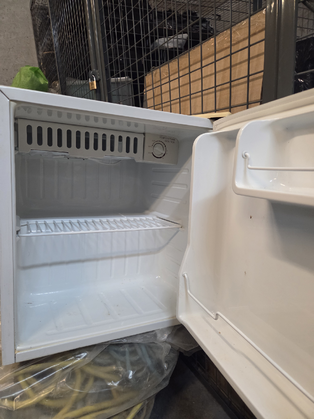 Diplomat Compact Fridge - White - photo 2