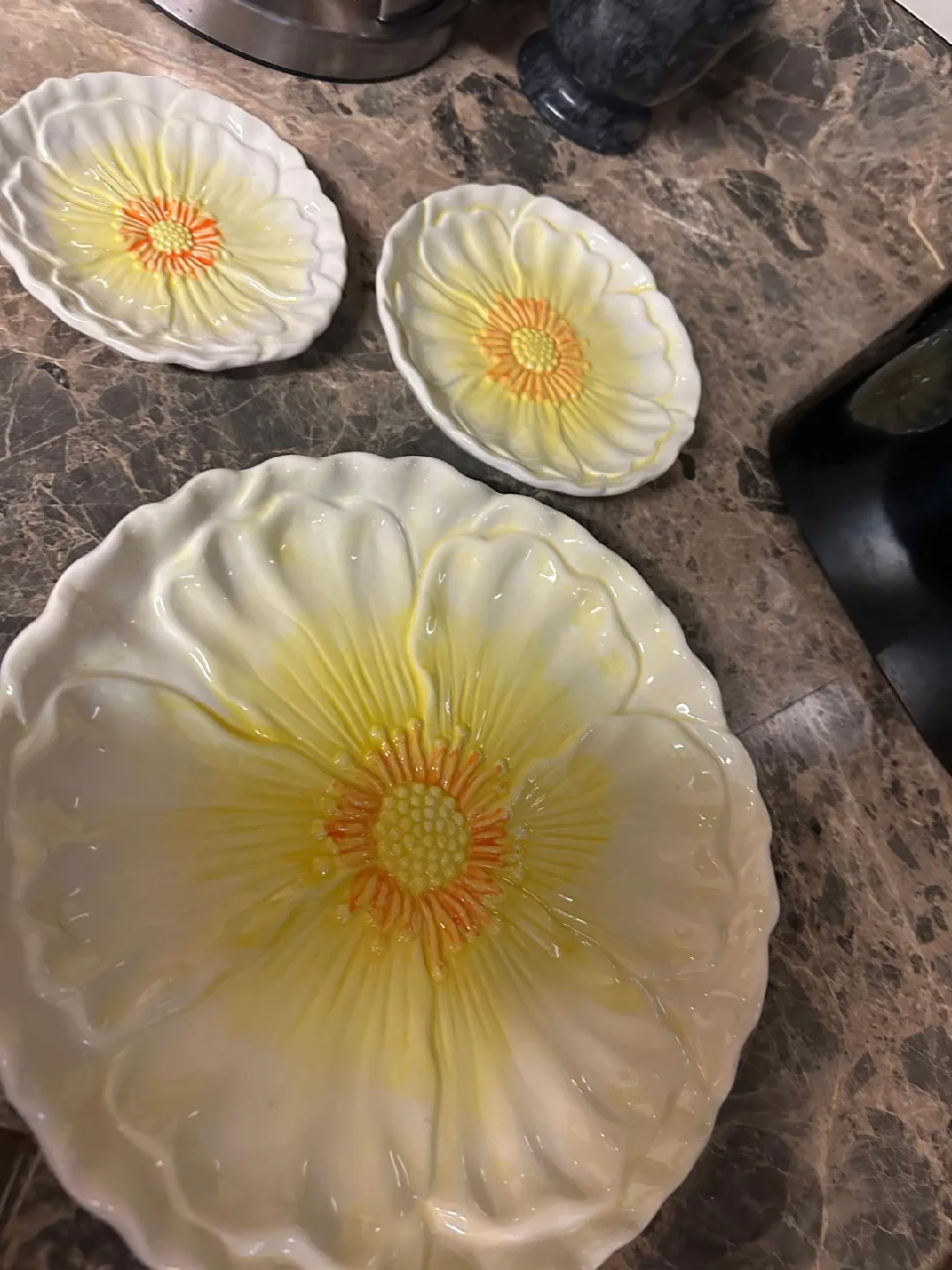 Flower Shaped Decorative Plates image indicator(2)