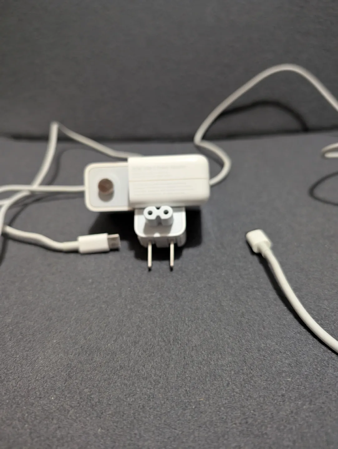 Apple 61W USB-C Power Adapter Model A1947 image indicator(3)