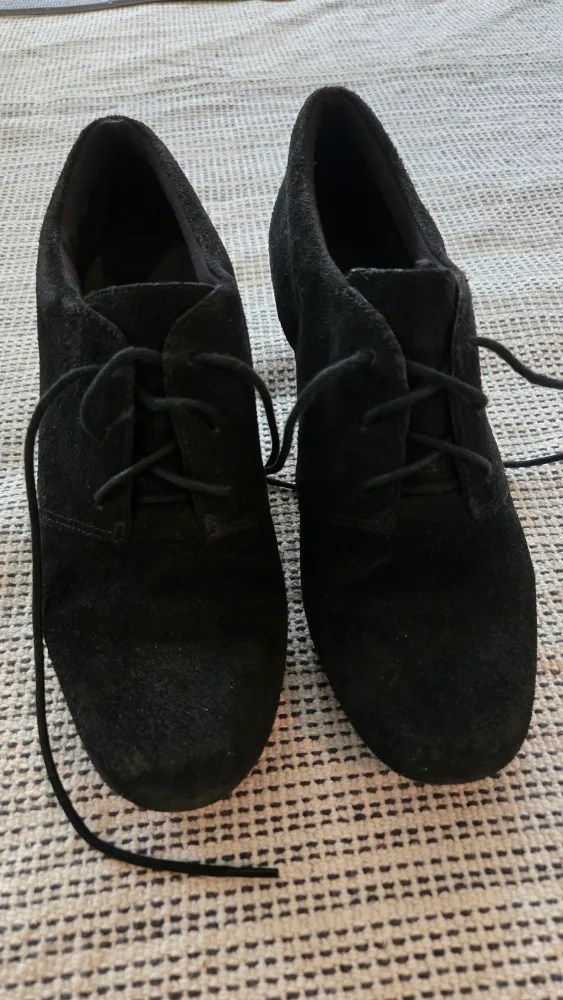 Clark black leather shoes image indicator(3)