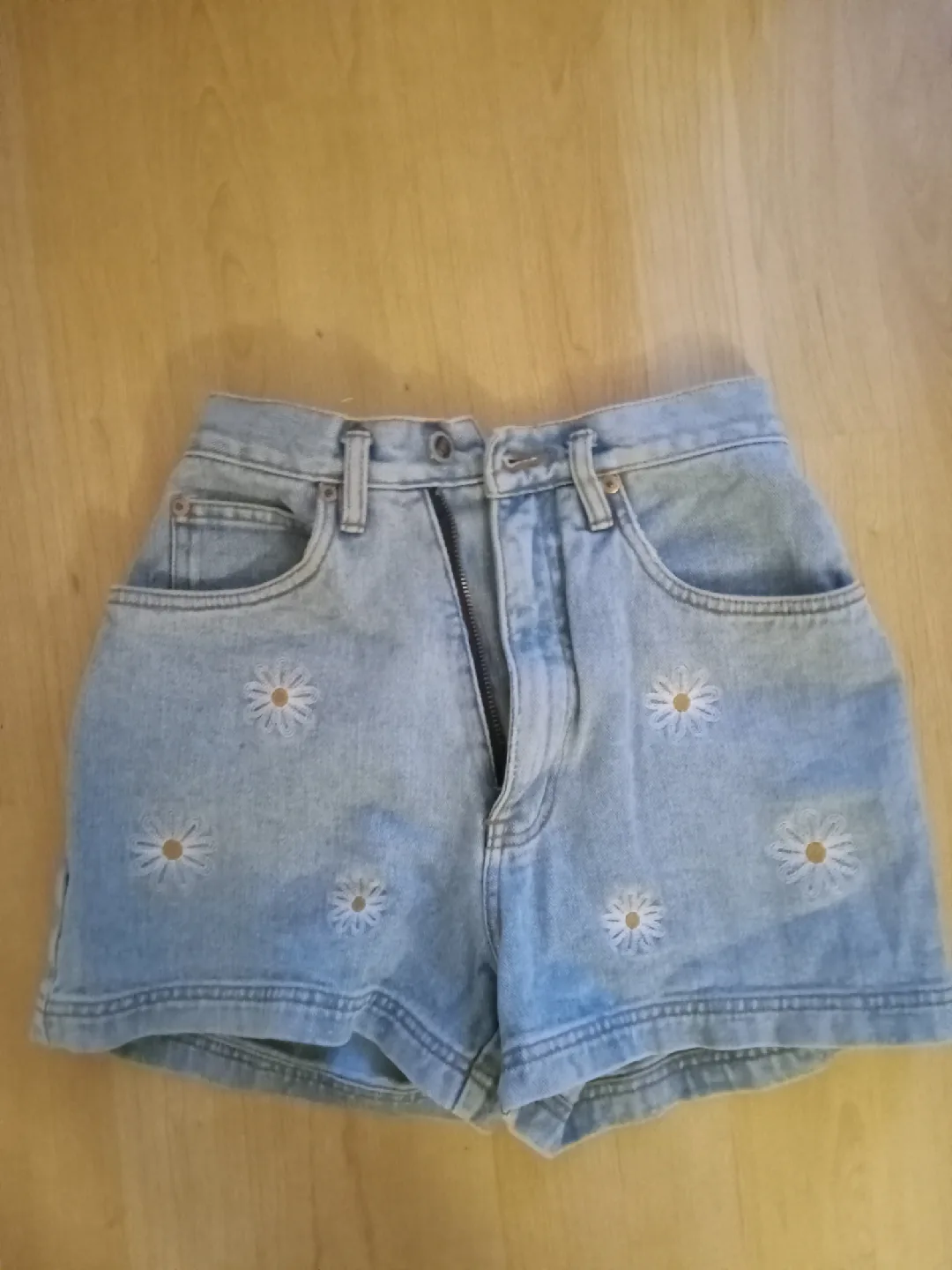 100% cotton Shorts with Daisy Embroidery thumbnail