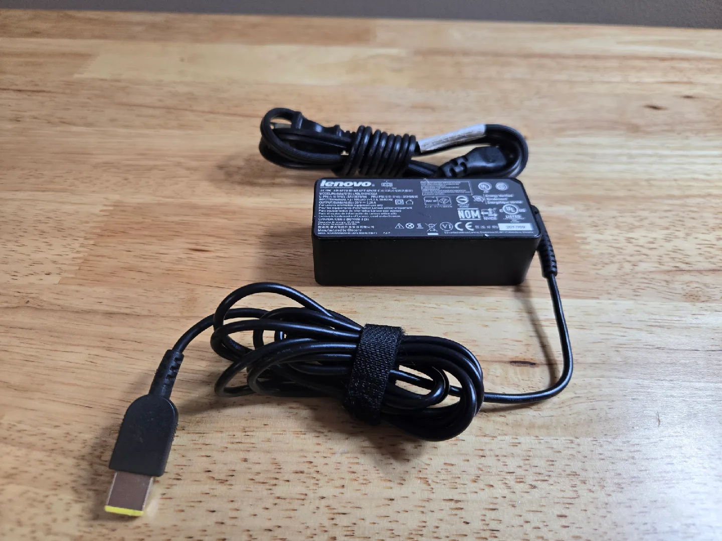 Lenovo Power Adapter 45W image indicator(2)
