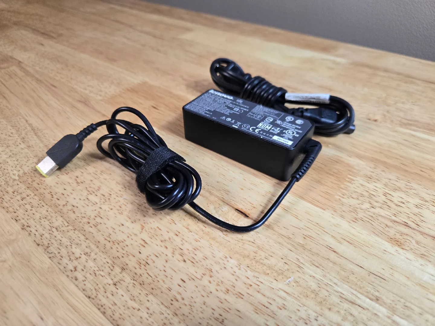 Lenovo Power Adapter 45W image indicator(3)