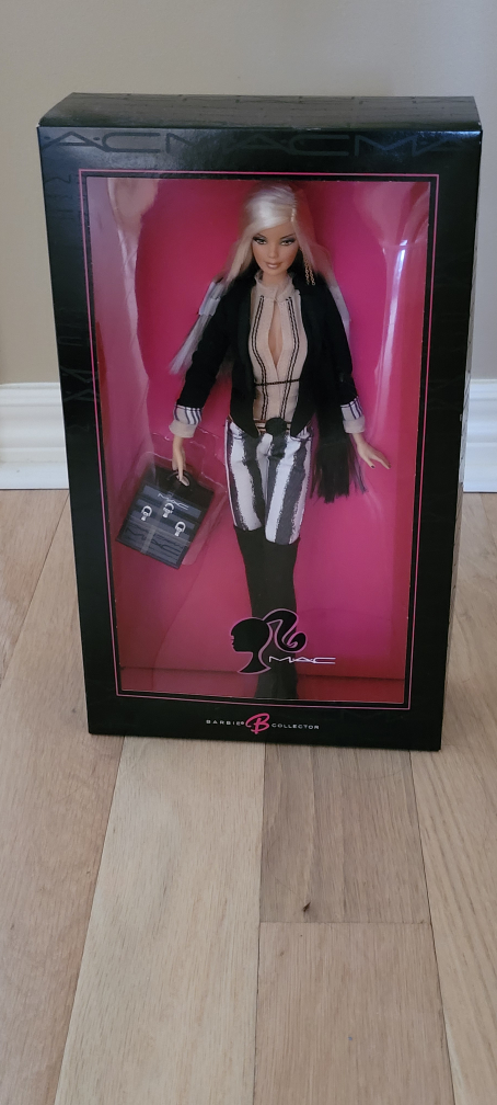 MAC Barbie 2006 Collector Edition Gold Label NRFB - photo 3