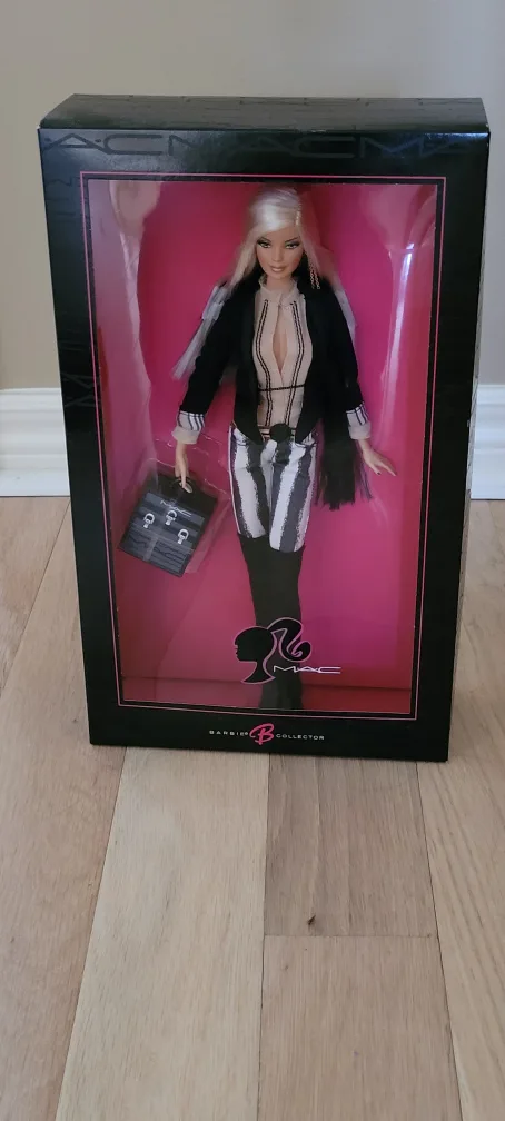 MAC Barbie 2006 Collector Edition Gold Label NRFB image indicator(3)