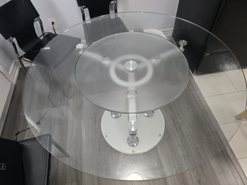 Glass dining table with a round tempered glass top