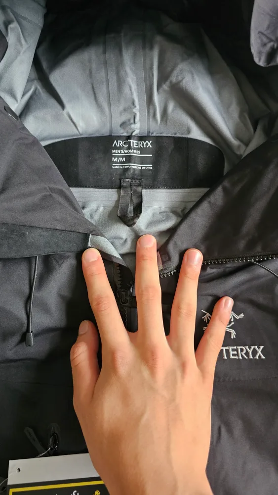 Arc'teryx Alpha SV image indicator(3)