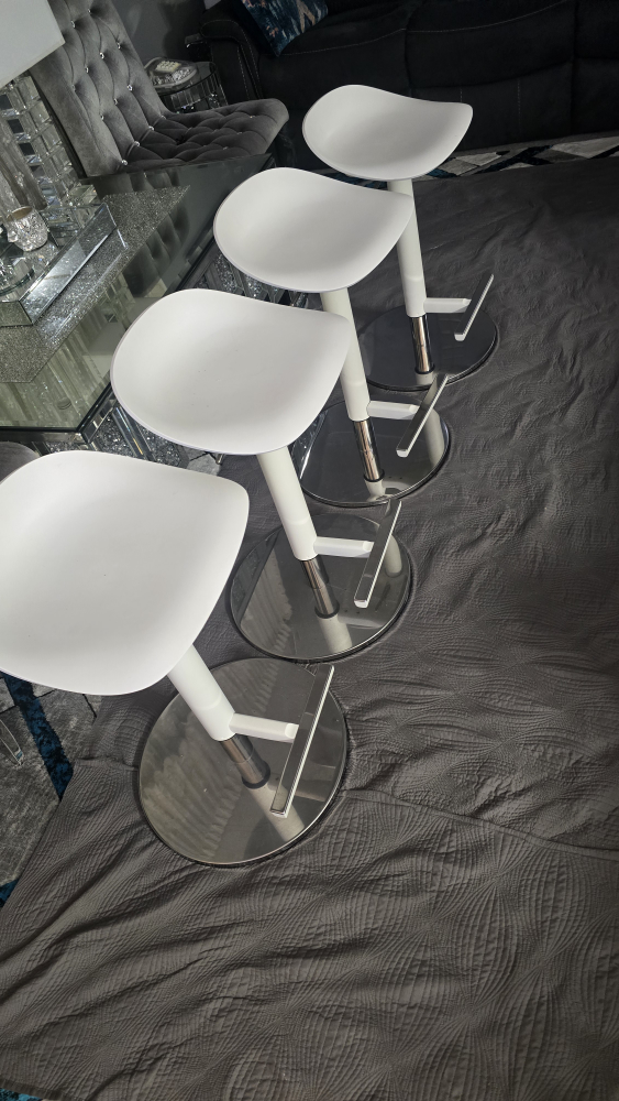 Set of 4 White Bar Stools - photo 2