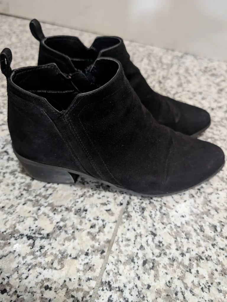 Express Black Ankle Boots - Size 6 image indicator(2)