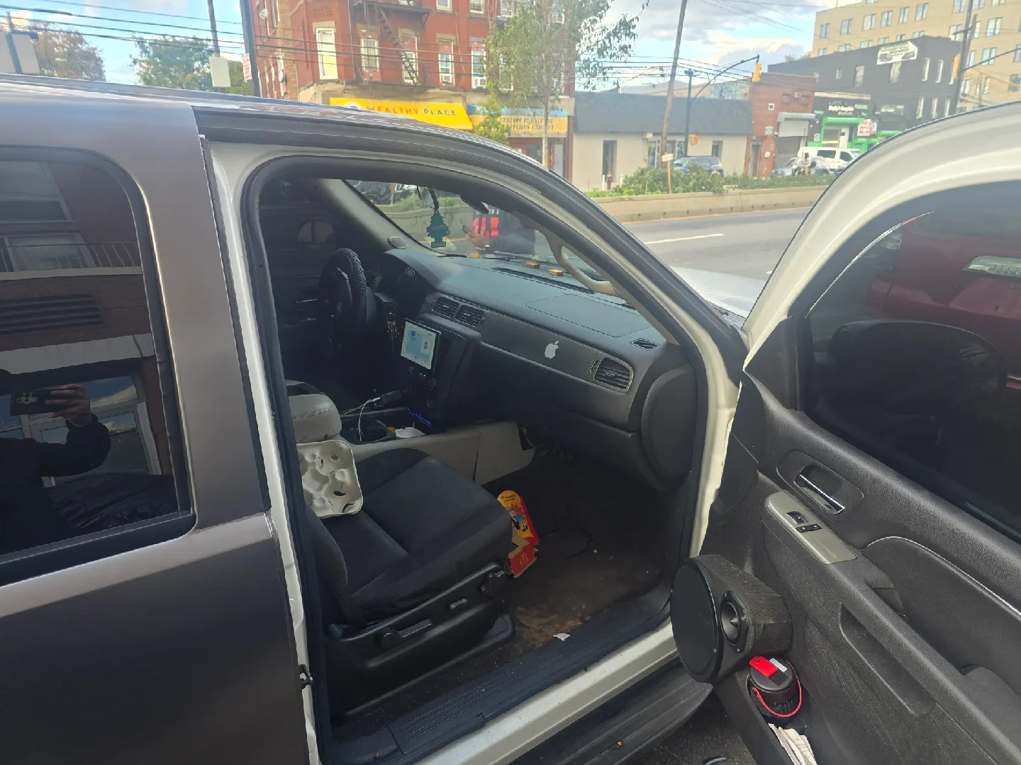 🚘 Chevy Tahoe 2010– Clean & Ready to Ride 💨 image indicator(3)