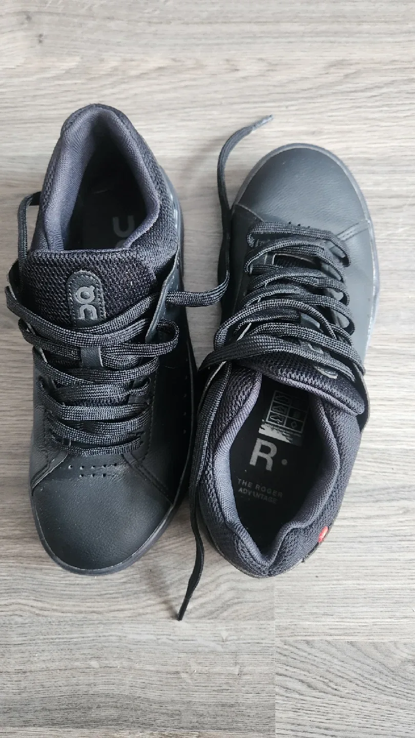 On The Roger Advantage All Black Shoes image indicator(6)