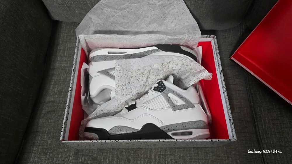 Air Jordan 4 Retro Summit White/Fire Red Size 12 image indicator(2)