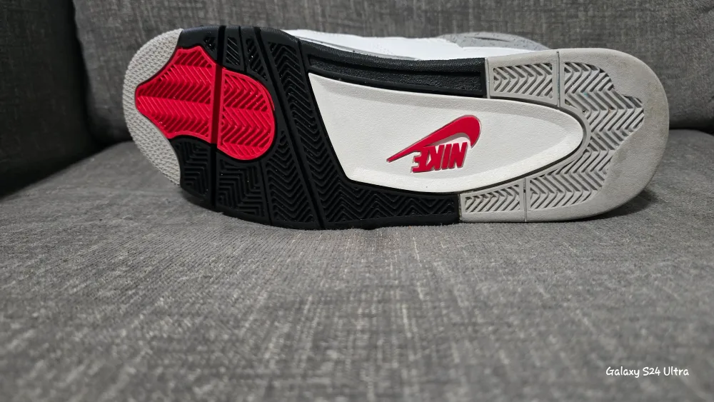 Air Jordan 4 Retro Summit White/Fire Red Size 12 image indicator(9)