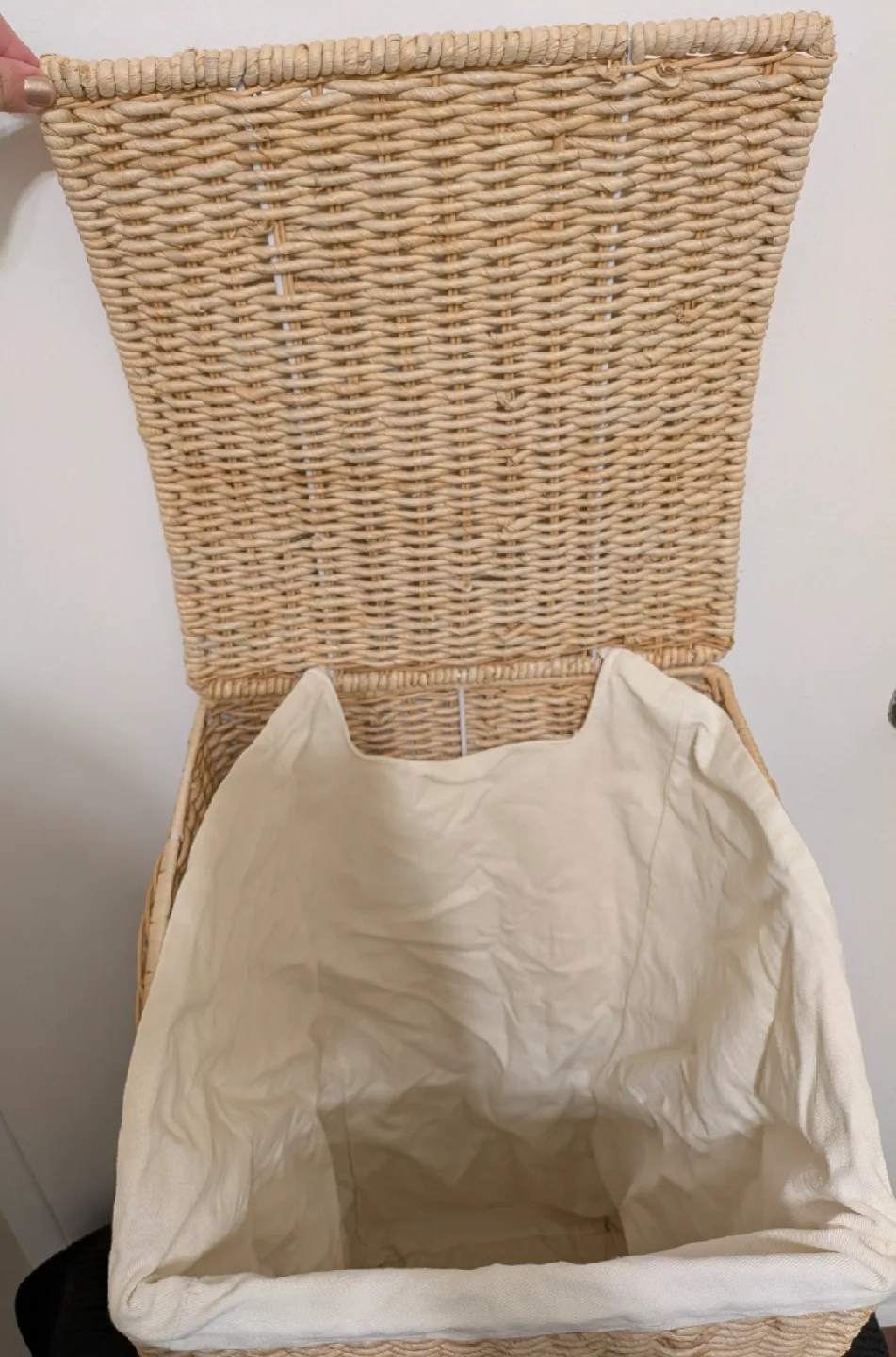 Wicker Laundry Hamper with lid and liner image indicator(7)