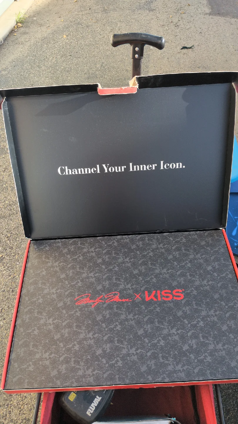 KISS x Marilyn Monroe Limited Edition Nail & Lash Set image indicator(2)