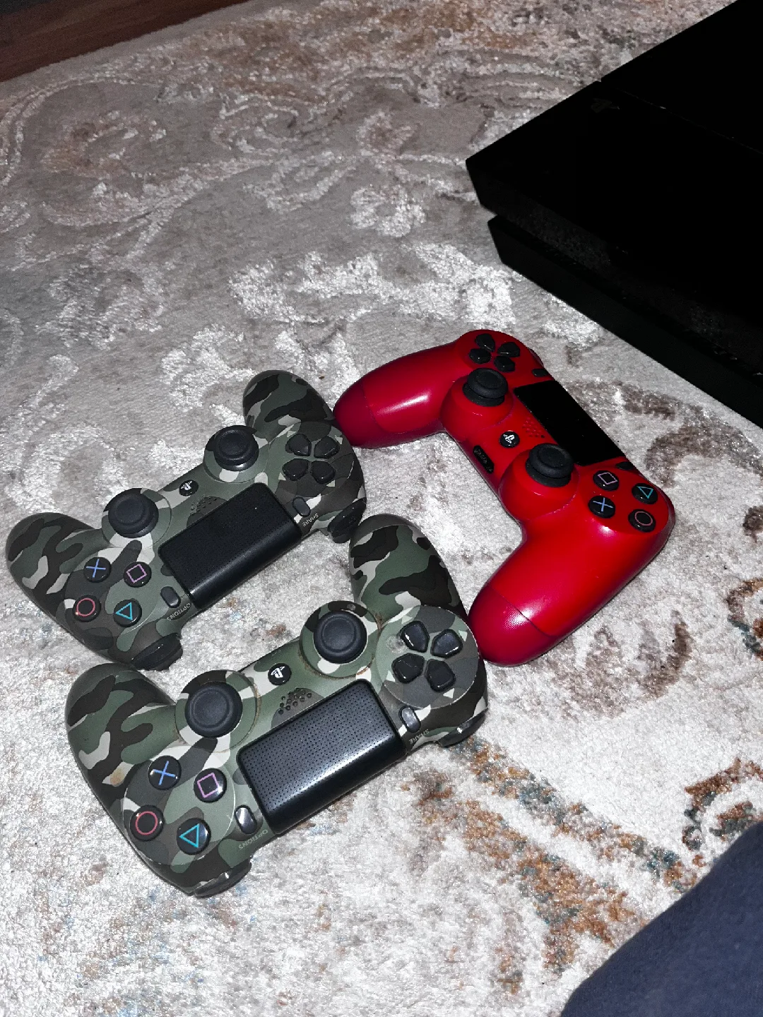 PlayStation 4 Console with 3 Controllers image indicator(4)