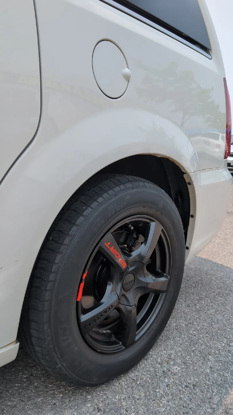 White Chrysler Town & Country Minivan image indicator(7)