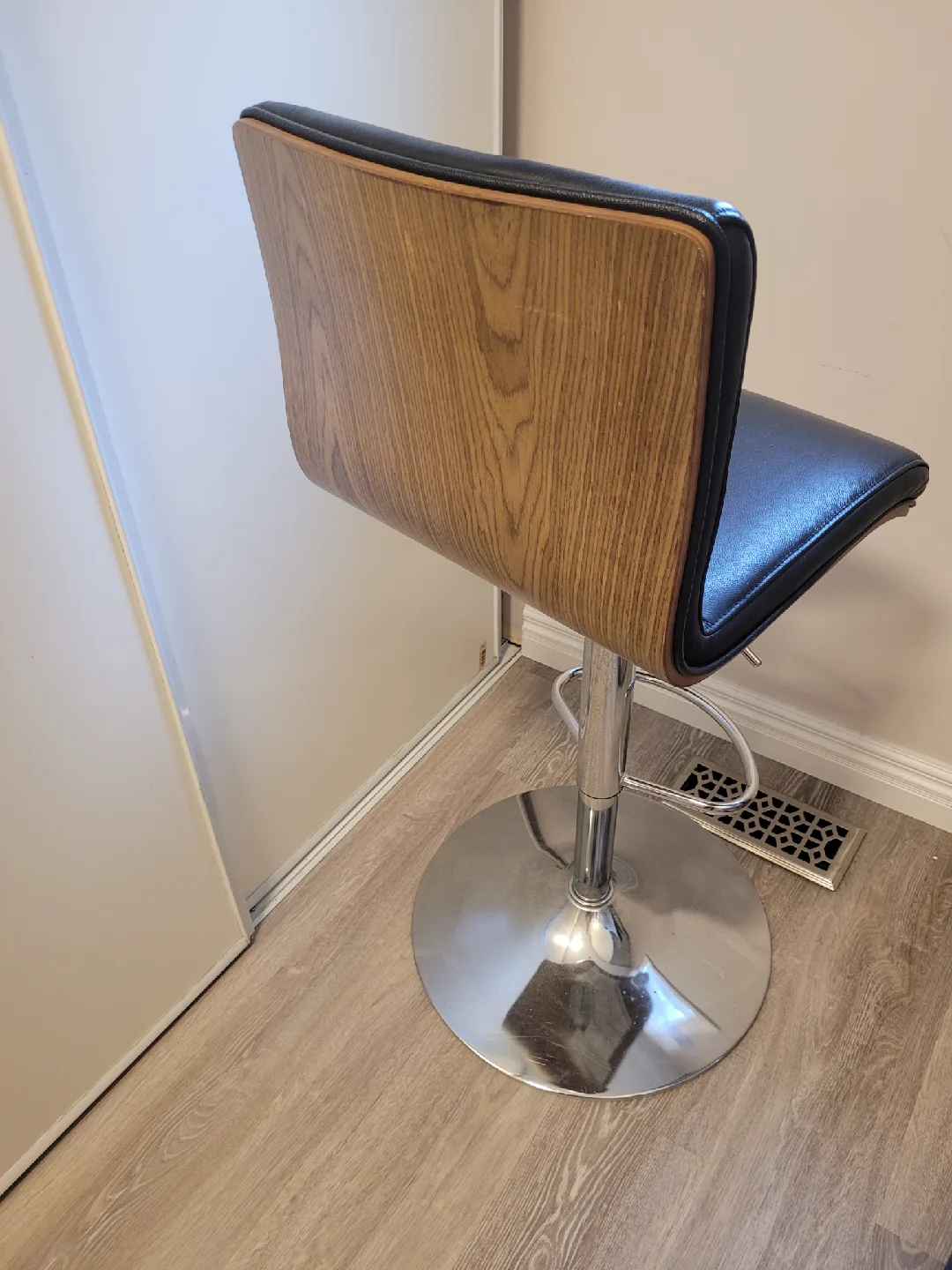 Adjustable Height Swivel Bar Stool in Scarborough image indicator(2)