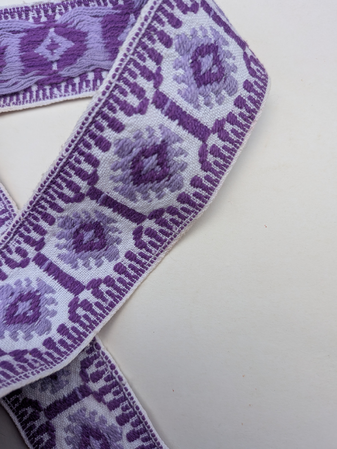 Vintage 1950's Purple & White hand woven Trim - Two yards - photo 3