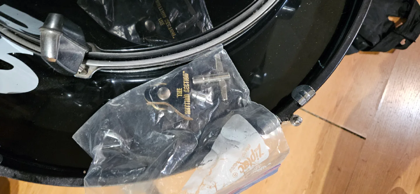 Drum Set with Zildjian and Paiste Cymbals image indicator(7)