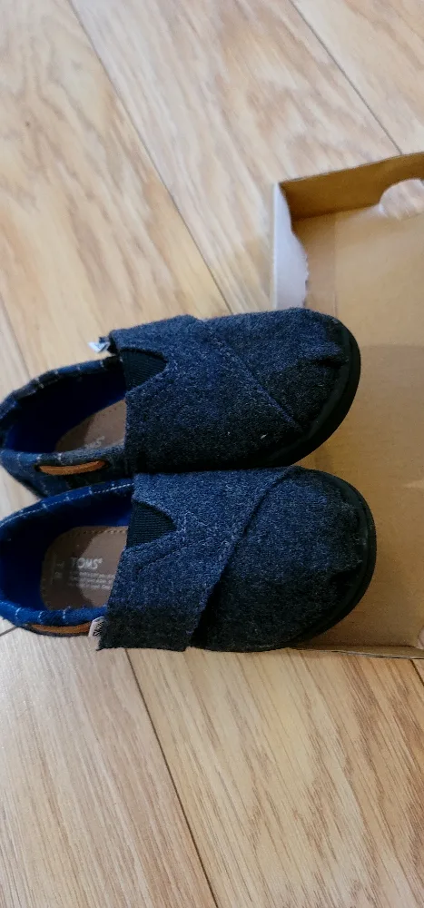TOMS Kids' Shoes Size T8, Like New image indicator(2)