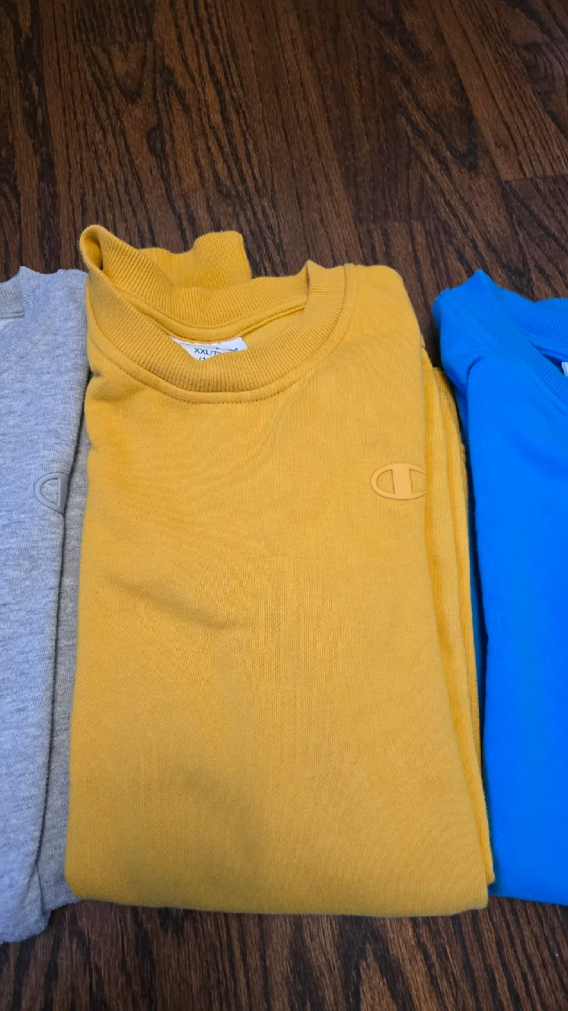 3 Champion Crewneck Sweatshirts image indicator(8)
