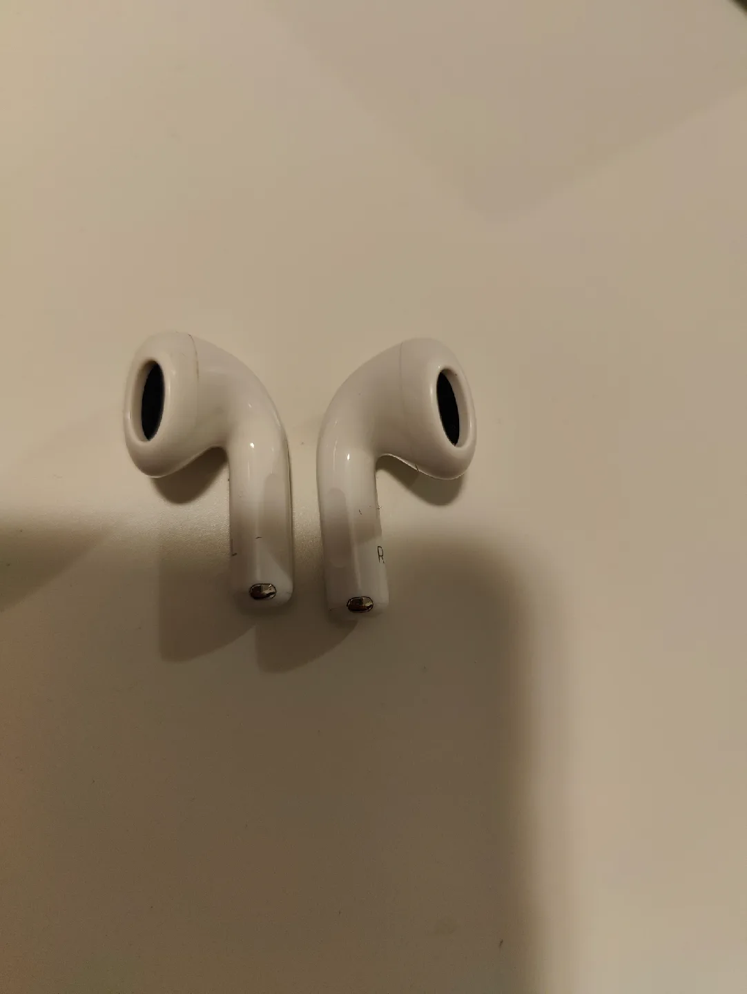 Apple AirPod 4 (4th Gen) (only Right or Left Earbud) image indicator(2)