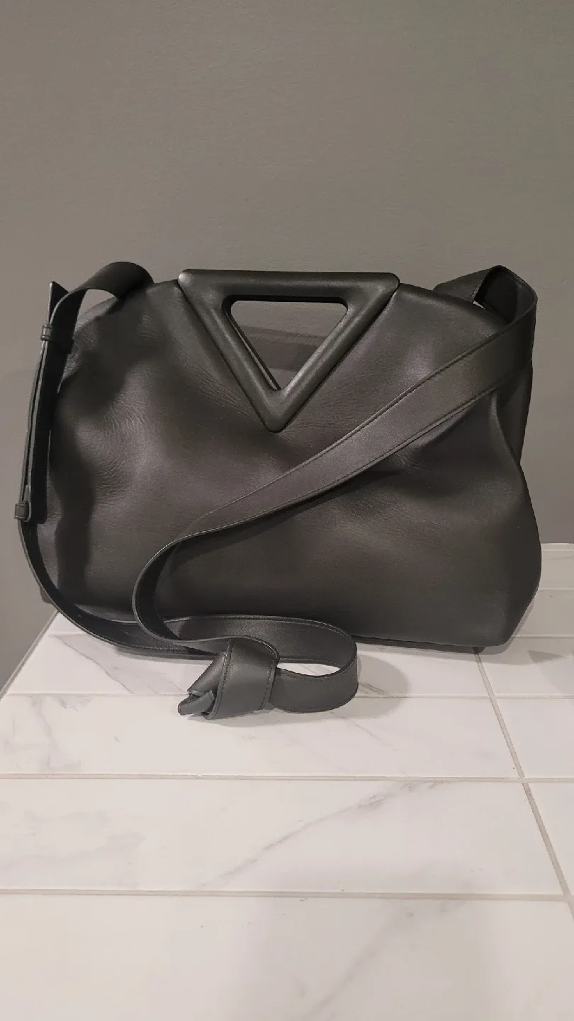 Authentic Bottega Veneta triangle bag image indicator(2)