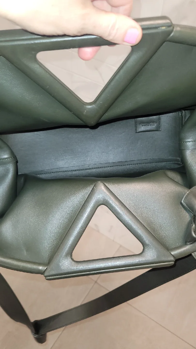 Authentic Bottega Veneta triangle bag image indicator(3)