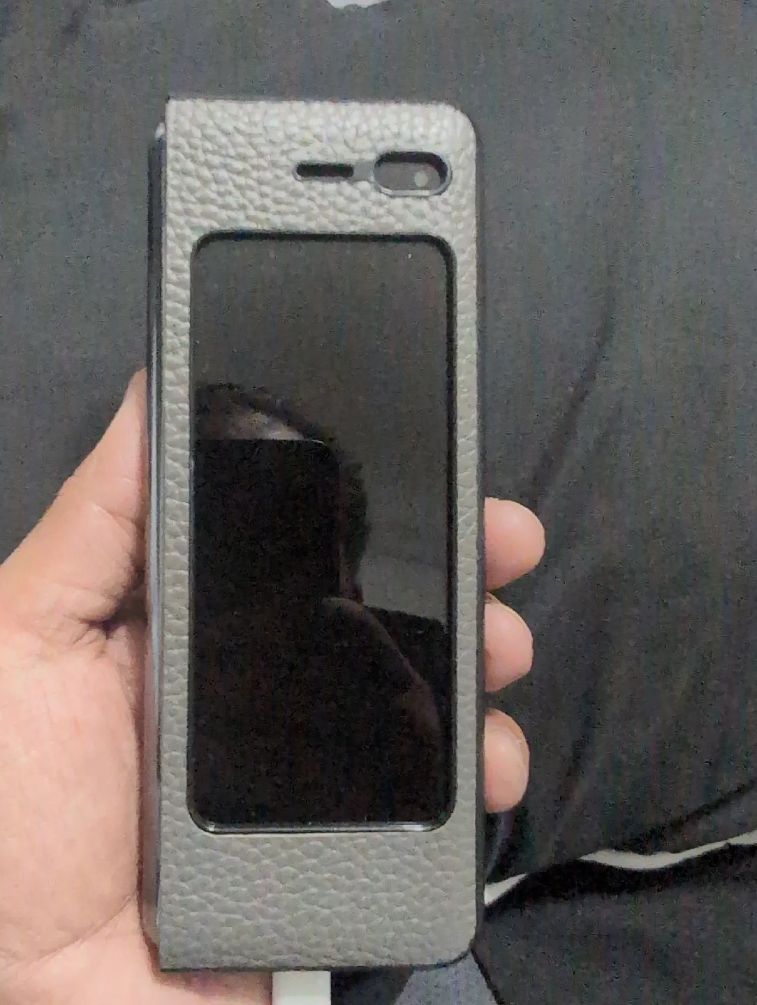 Samsung Galaxy Fold with Leather Case image indicator(5)