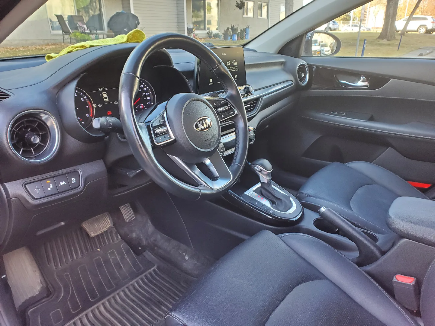 Kia Forte EX - White Sedan image indicator(7)