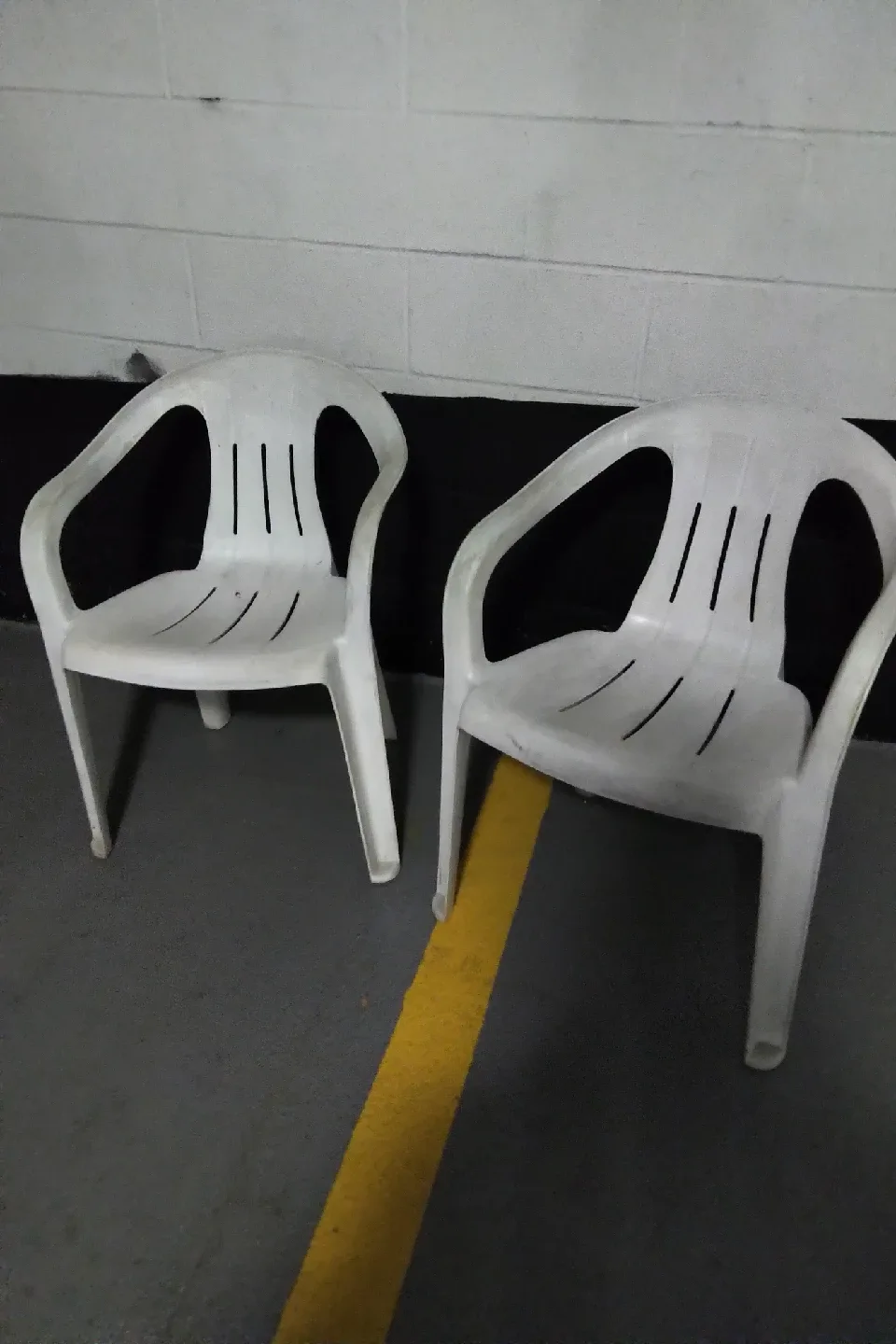 White Plastic Outdoor Chairs-2 thumbnail