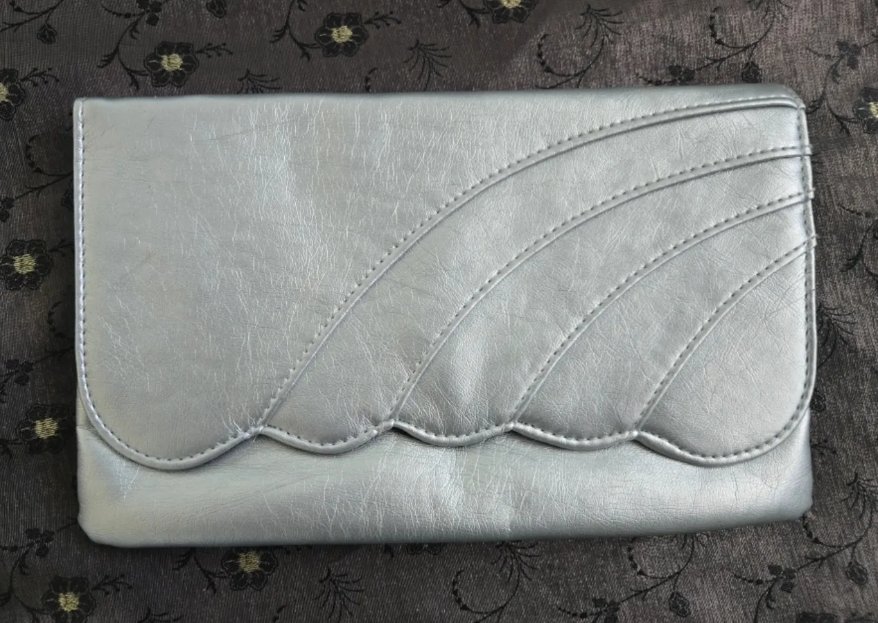 Silver Clutch thumbnail
