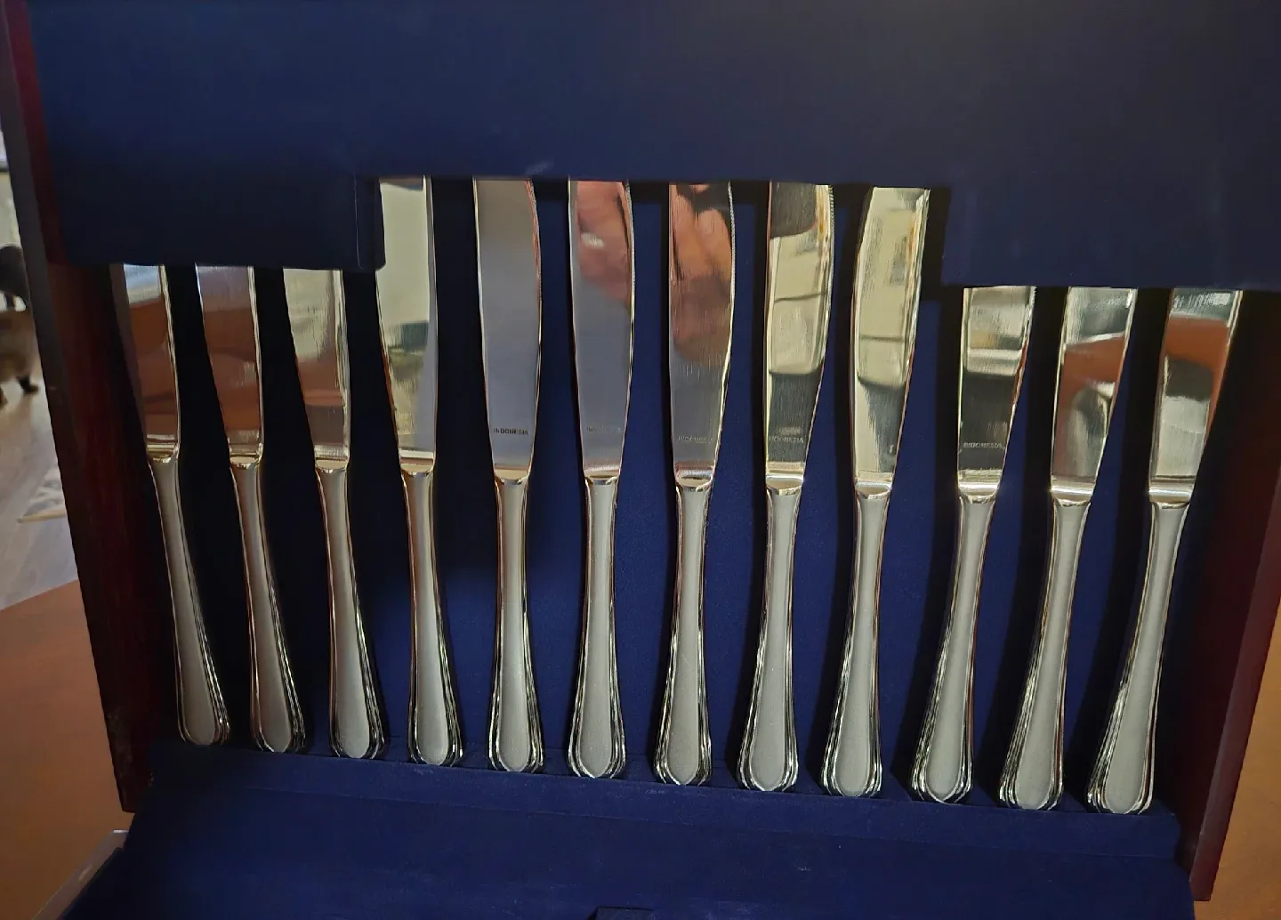 New 65pc. Splendide Quality 18/10 Cutlery in Cherry Case image indicator(4)