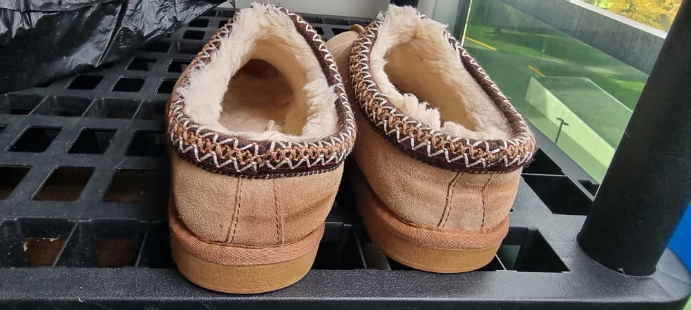 Women's Slippers Size 10 (EUR 40). image indicator(3)